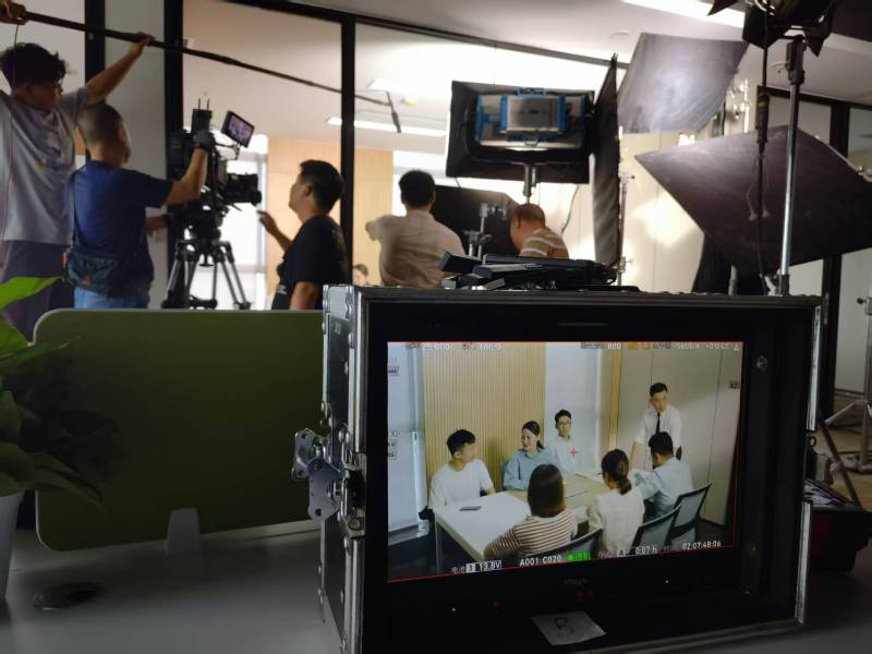 芒市TVC拍摄公司：科技产品视觉化大师，诠释未来感与功能美学